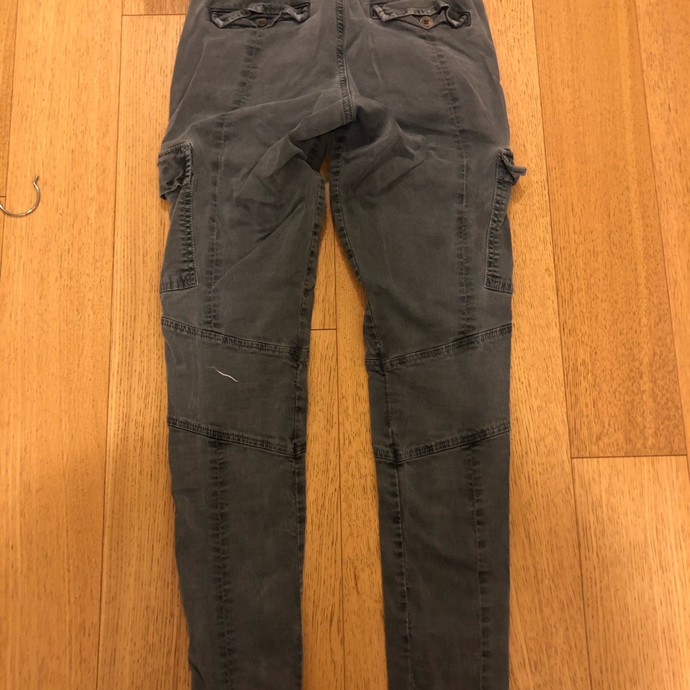 Skinny jeans with zippers on bottom